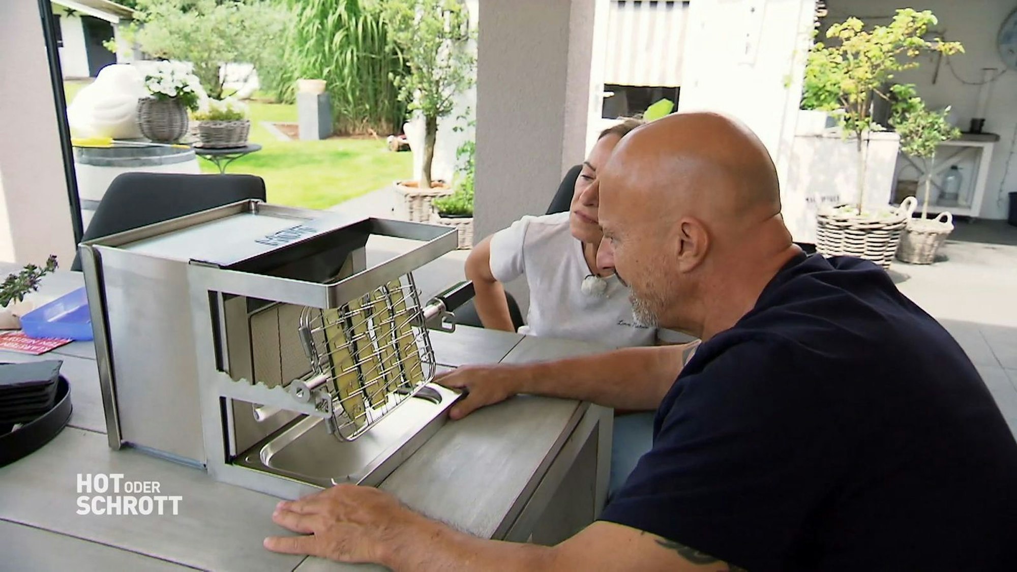 Detlef Steves hat schon mal besser gegrillt als mit dem „Vertikalen Gasgrill“.
(Bild: RTL)