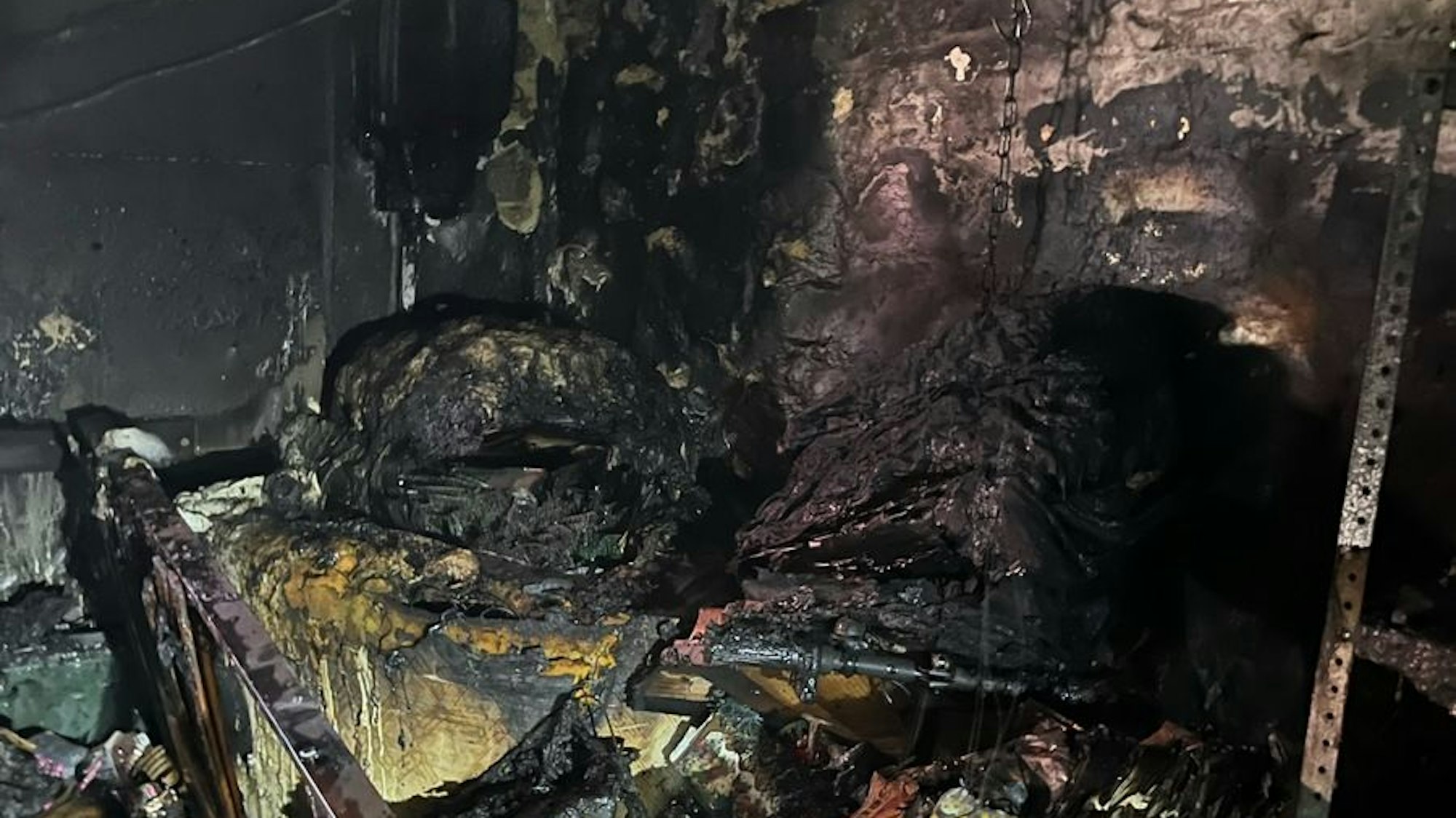 Aufnahme vom Kellerbrand in einem Mehrfamilienhaus in Büsbach an der Konrad-Adenauer-Straße.