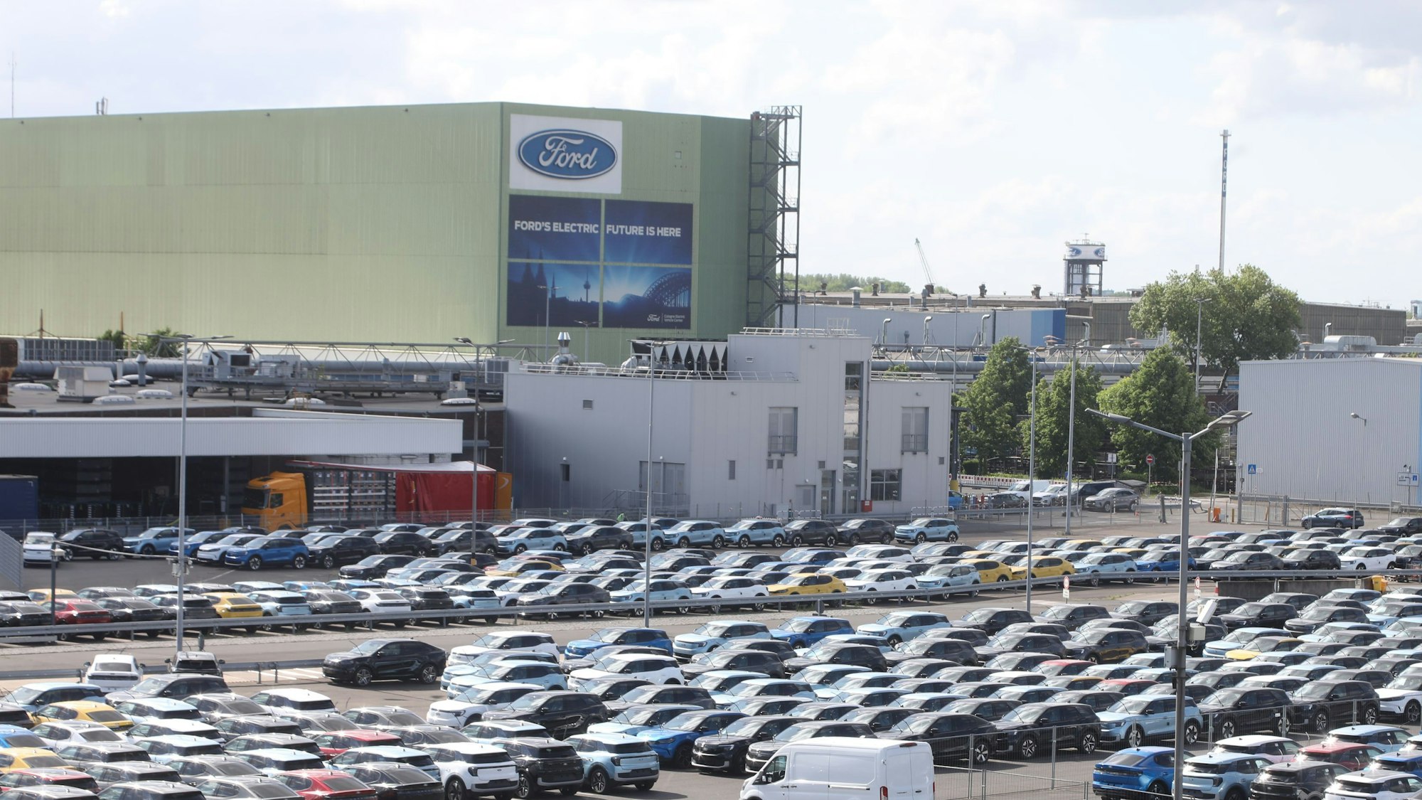Das Ford Werk in Köln-Niehl am Rhein mit Parkplatz