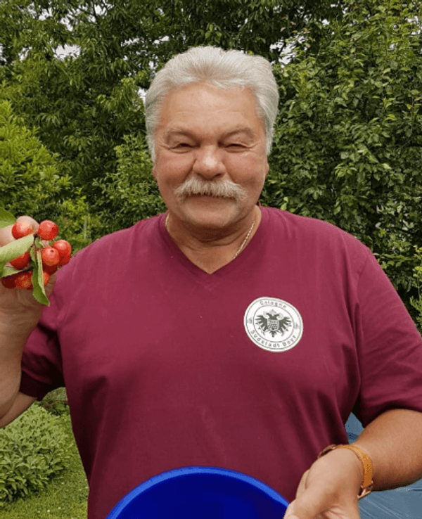 Werner Dive hält Kirschen in der Hand
