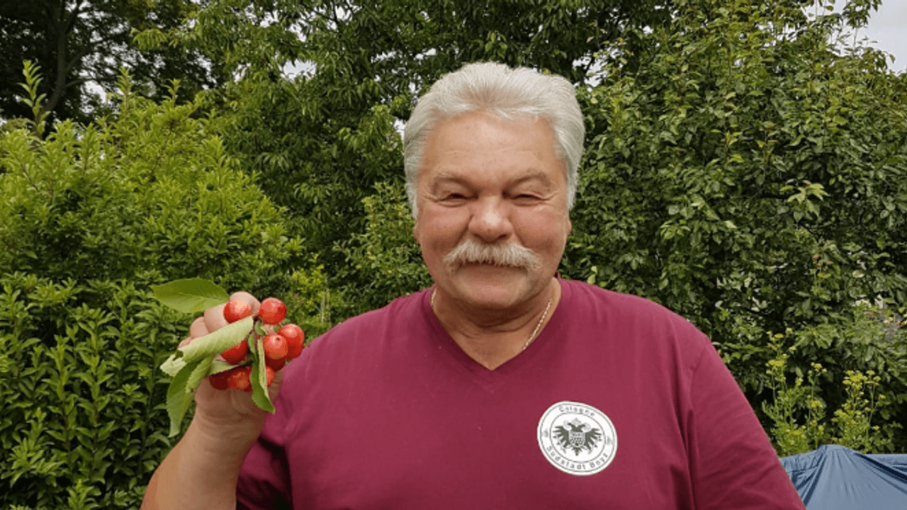 Werner Dive hält Kirschen in der Hand