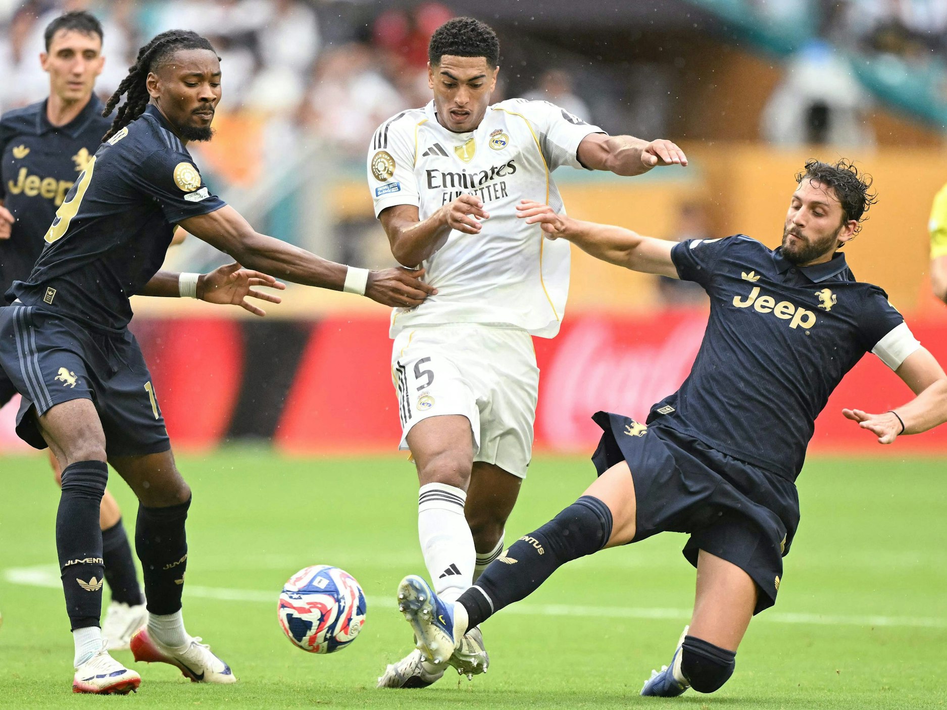 Jude Bellingham (M.) und Manuel Locatelli Zweikampf.