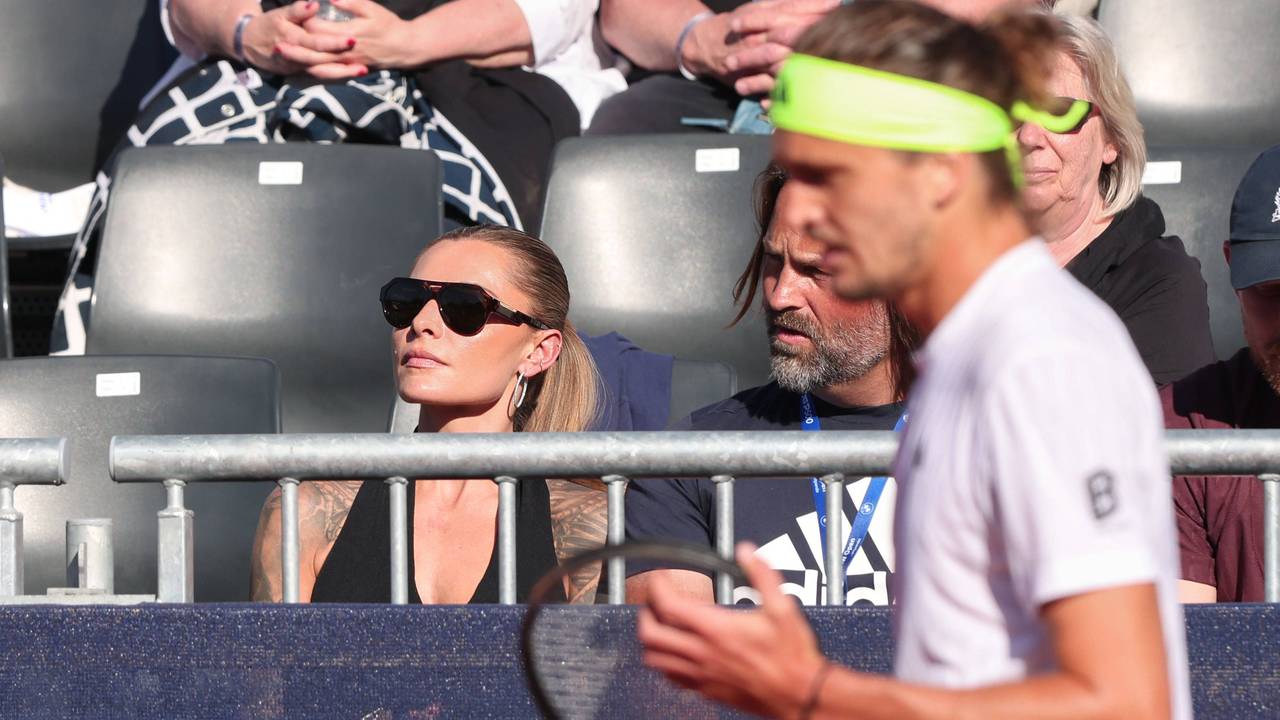 Sophia Thomalla sitzt bei einem Spiel ihres Freundes Alexander Zverev in der Box.