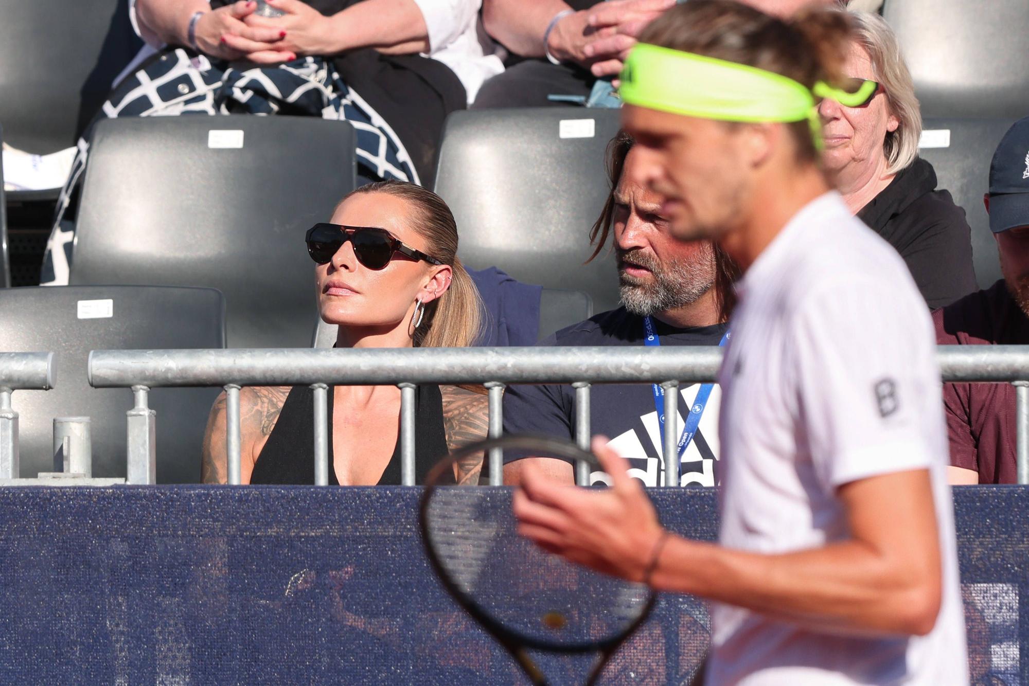 Sophia Thomalla sitzt bei einem Spiel ihres Freundes Alexander Zverev in der Box.