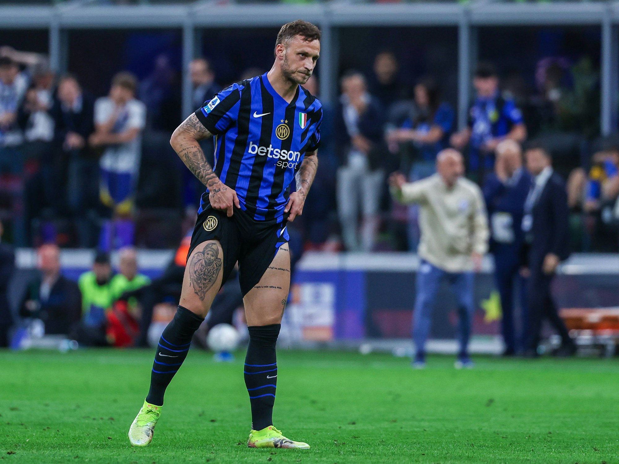 Marko Arnautovic zieht sich frustriert die Hosenbeine hoch.