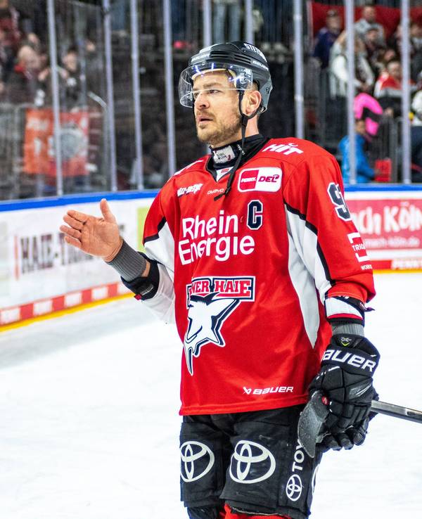 Moritz Müller nach dem Spiel der Kölner Haie gegen Bremerhaven auf dem Eis.