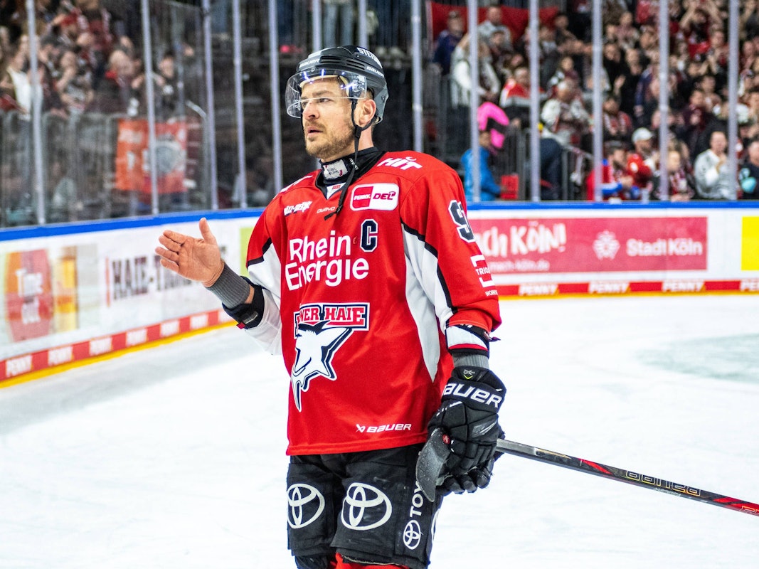 Moritz Müller nach dem Spiel der Kölner Haie gegen Bremerhaven auf dem Eis.