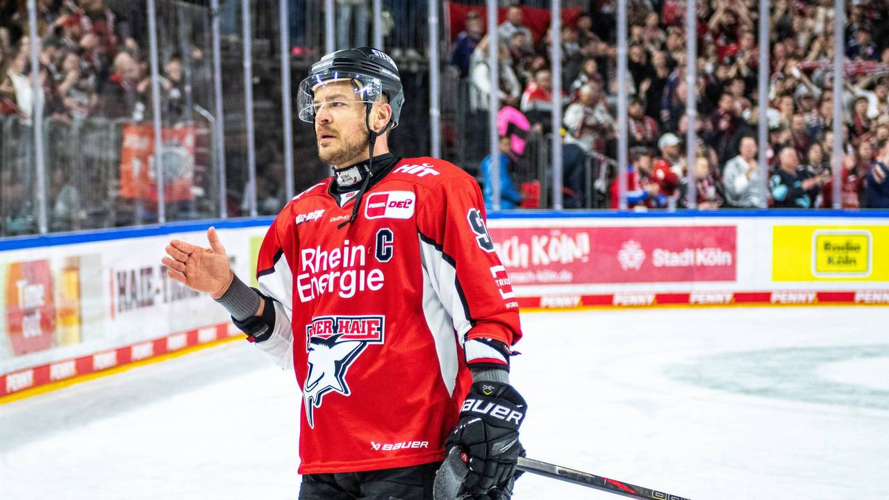 Moritz Müller nach dem Spiel der Kölner Haie gegen Bremerhaven auf dem Eis.