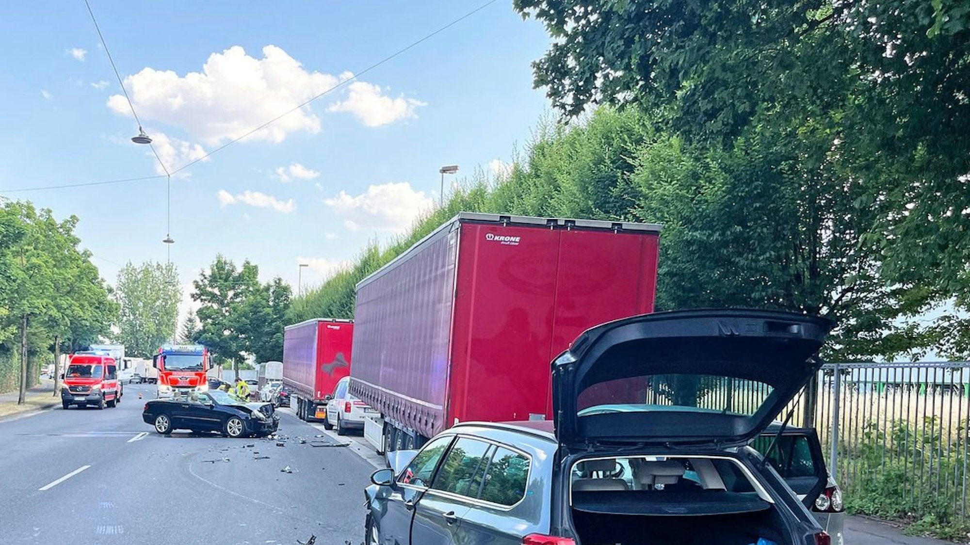 Bei einem frontalen Zusammenstoß zweier Autos in Langenfeld wurden drei Personen verletzt, zwei davon schwer. Ein Rettungshubschrauber war im Einsatz.
