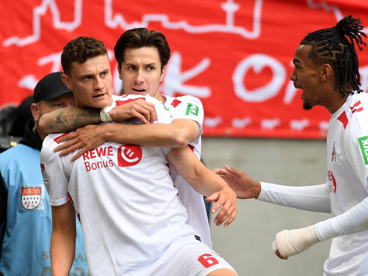 Eric Martel jubelt mit Denis Huseinbasic und Damion Downs.
