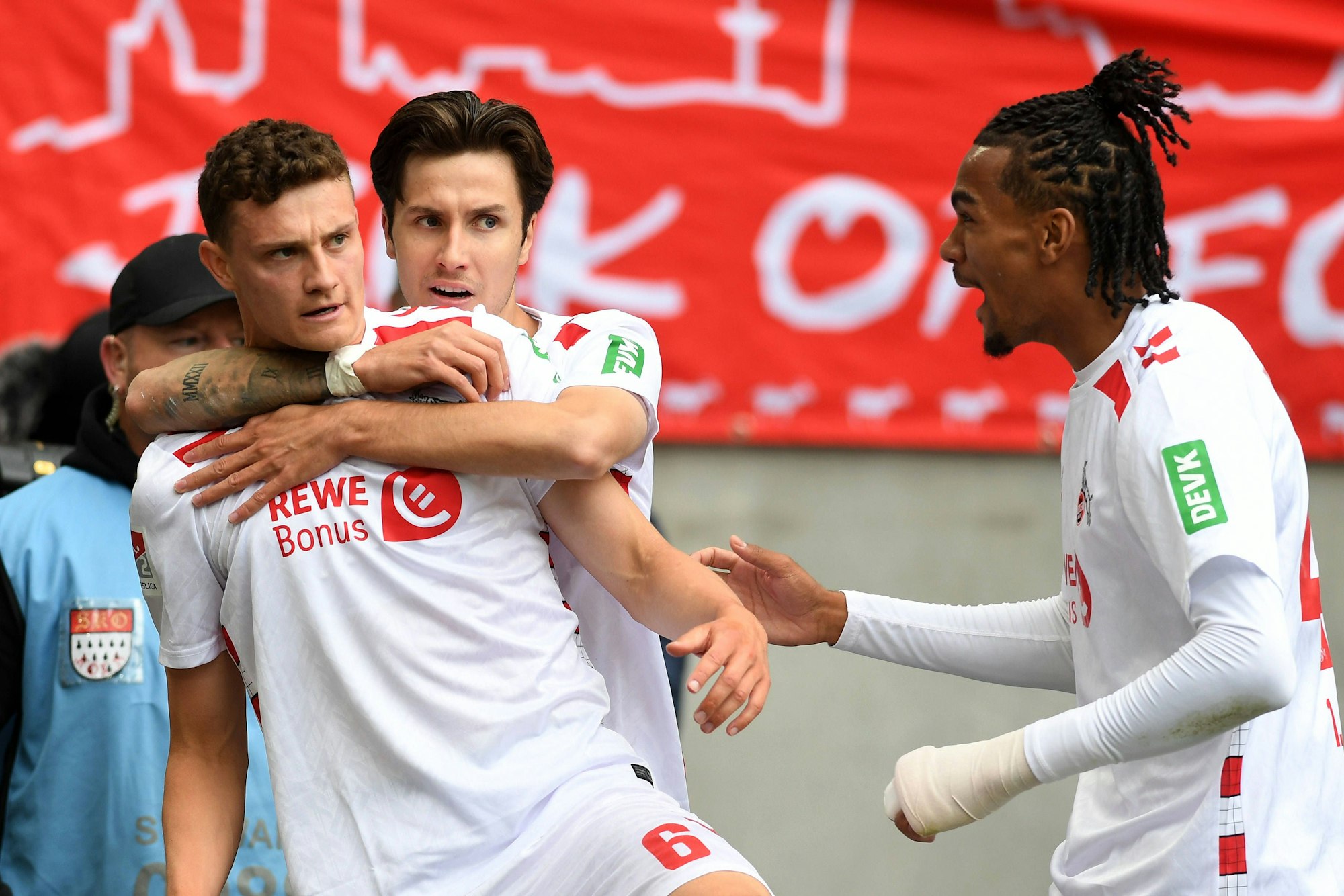 Eric Martel jubelt mit Denis Huseinbasic und Damion Downs.