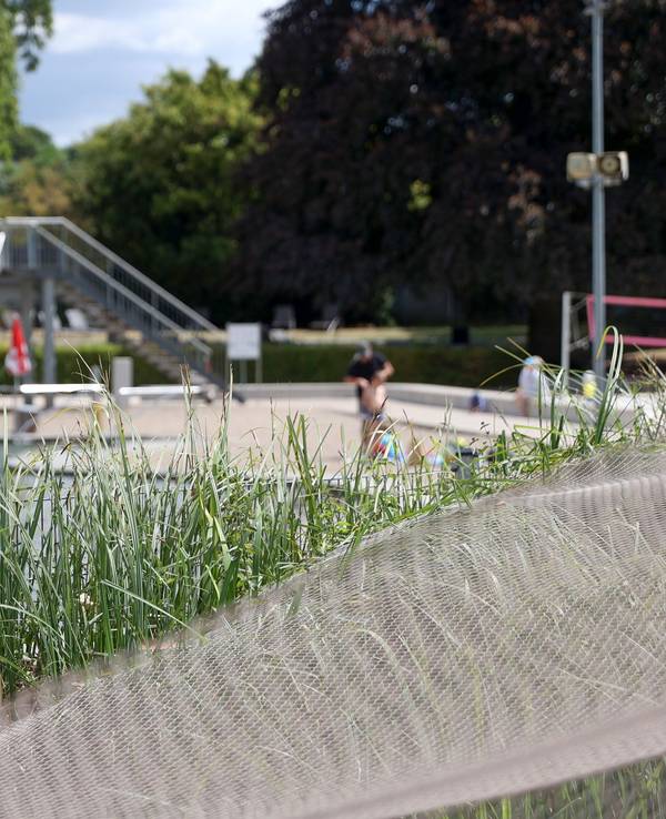 Blick auf die Wasserrutsche des Naturbadeteiches im Kölner Lentpark. Das Außenbecken muss vorübergehend geschlossen werden.