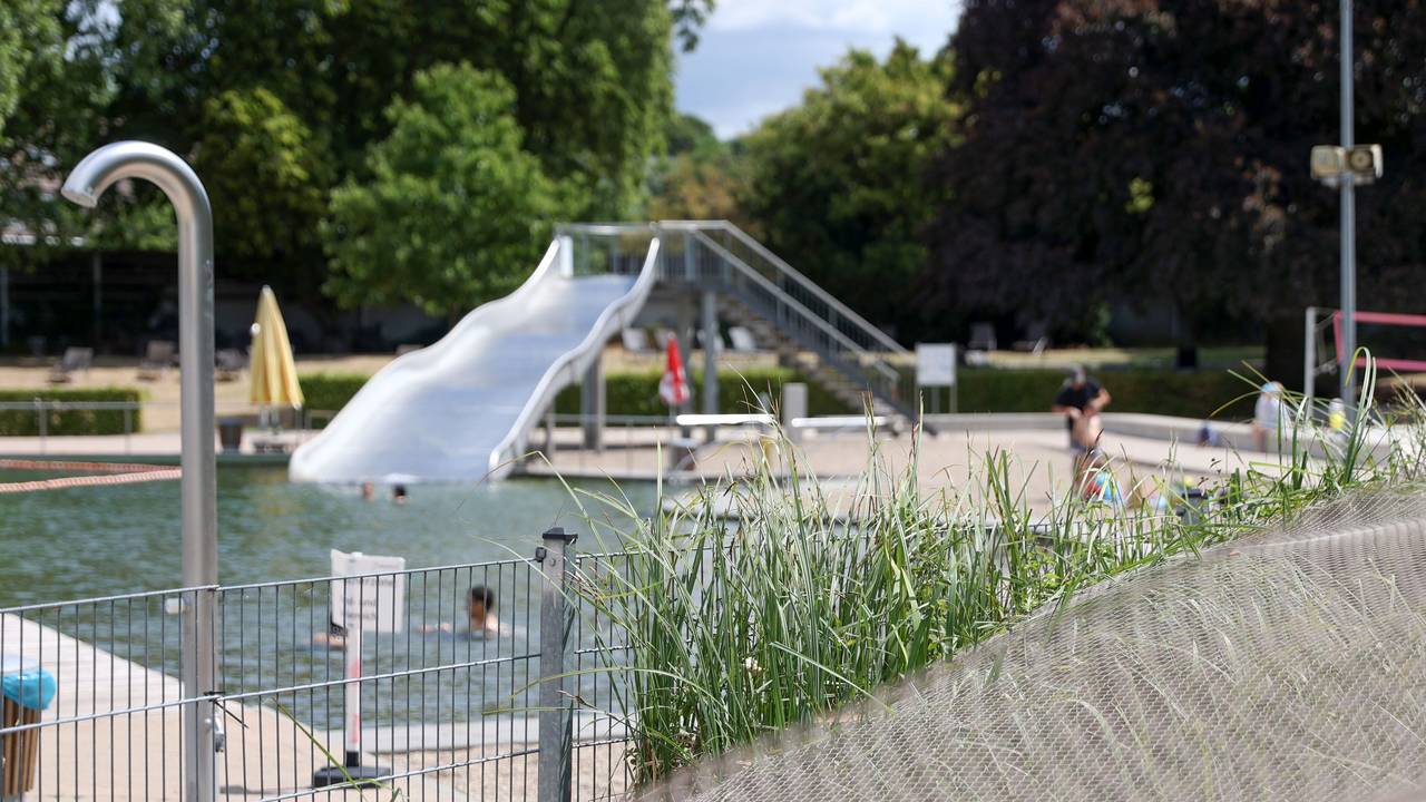 Blick auf die Wasserrutsche des Naturbadeteiches im Kölner Lentpark. Das Außenbecken muss vorübergehend geschlossen werden.