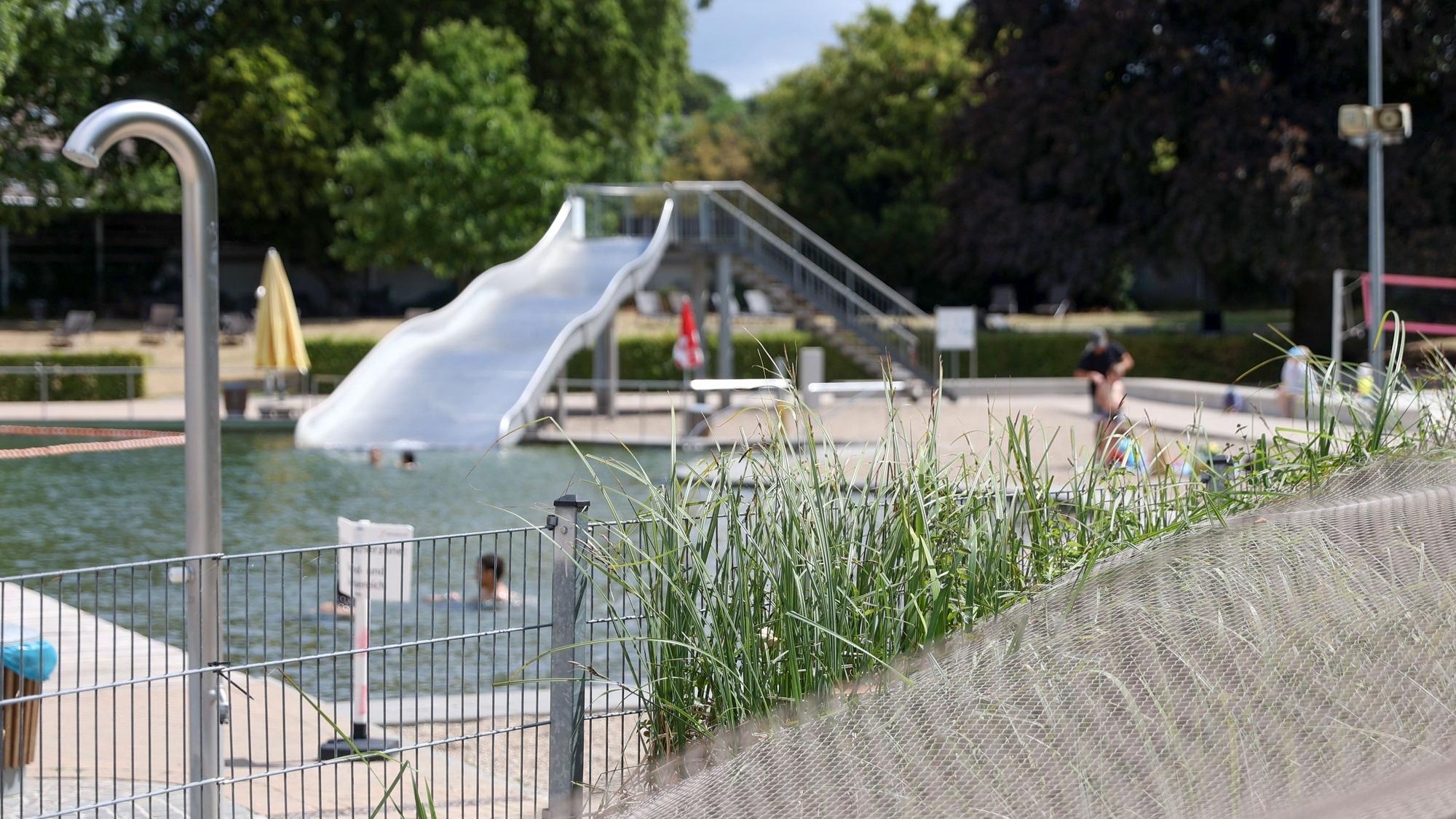 Blick auf die Wasserrutsche des Naturbadeteiches im Kölner Lentpark. Das Außenbecken muss vorübergehend geschlossen werden.