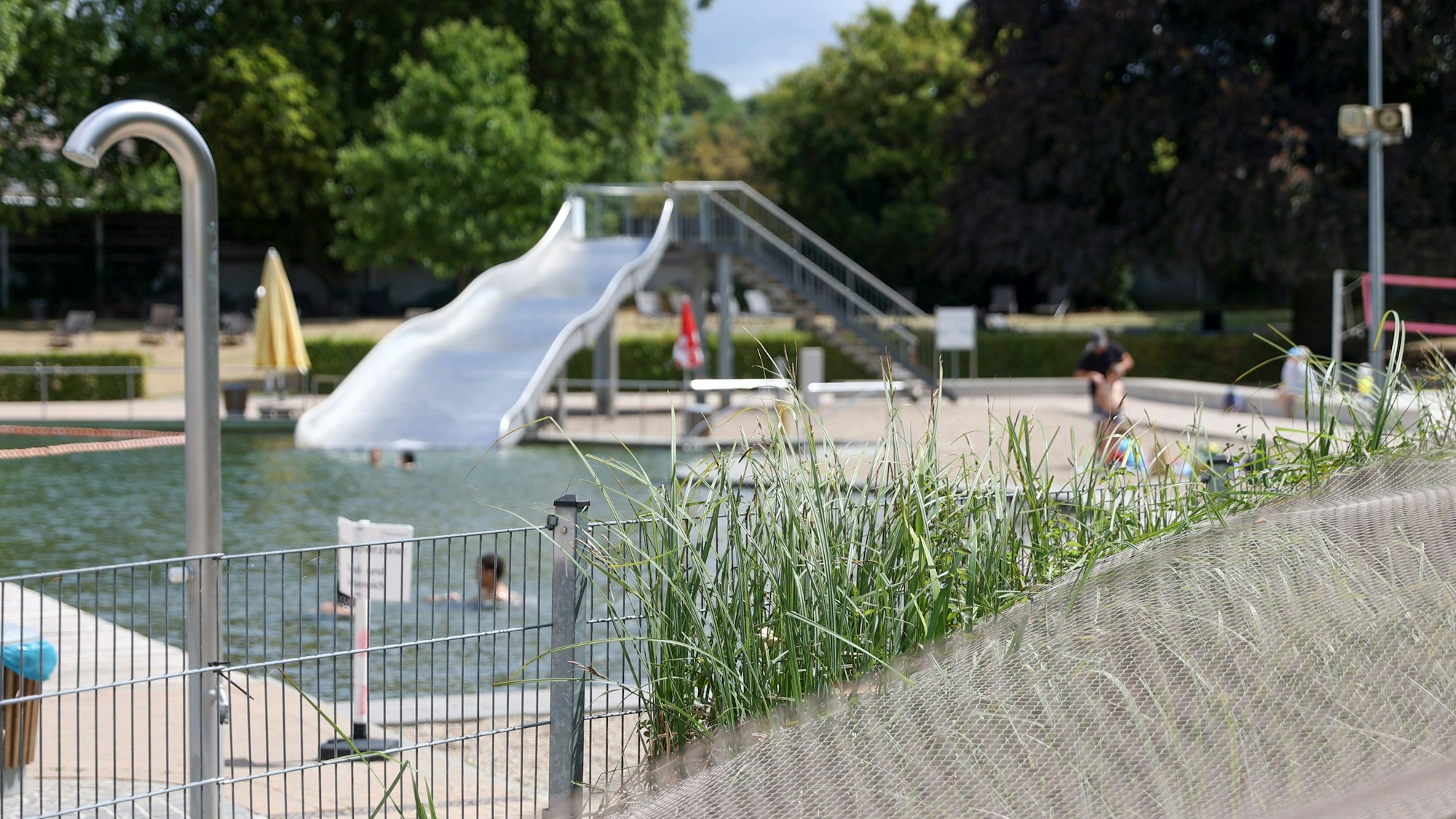 Blick auf die Wasserrutsche des Naturbadeteiches im Kölner Lentpark. Das Außenbecken muss vorübergehend geschlossen werden.