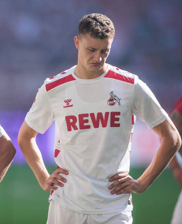 Jan Thielmann und Eric Martel stehen vor der FC-Fankurve.
