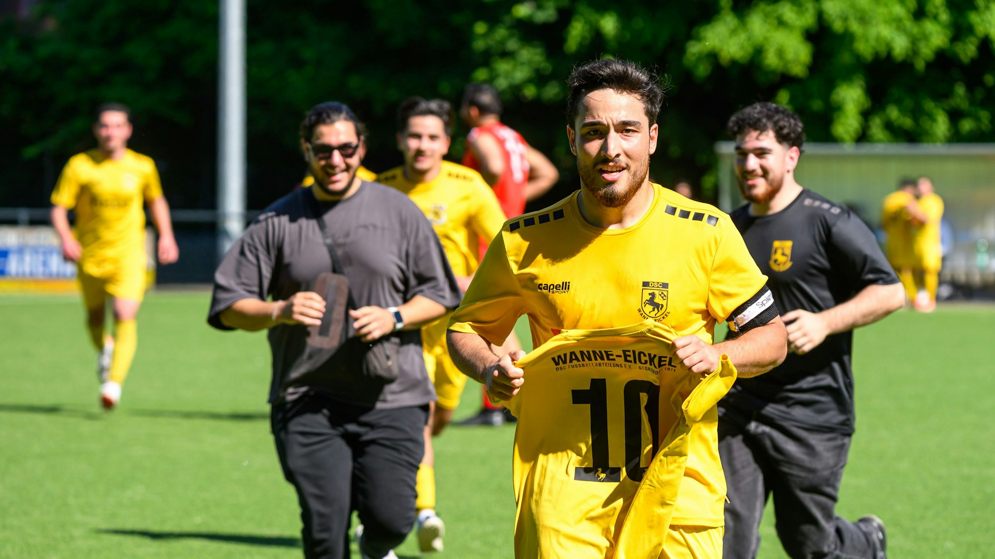 Kreisliga-Torjäger Talha Aydin jubelt über ein Tor.