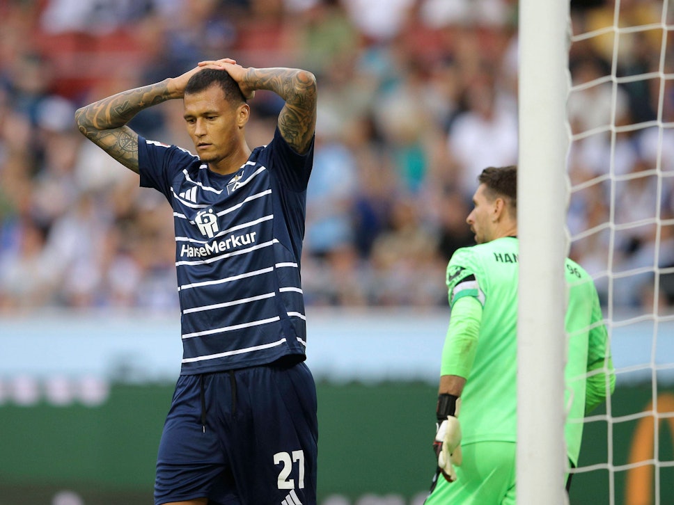 Davie Selke schlägt beide Hände über den Kopf zusammen.