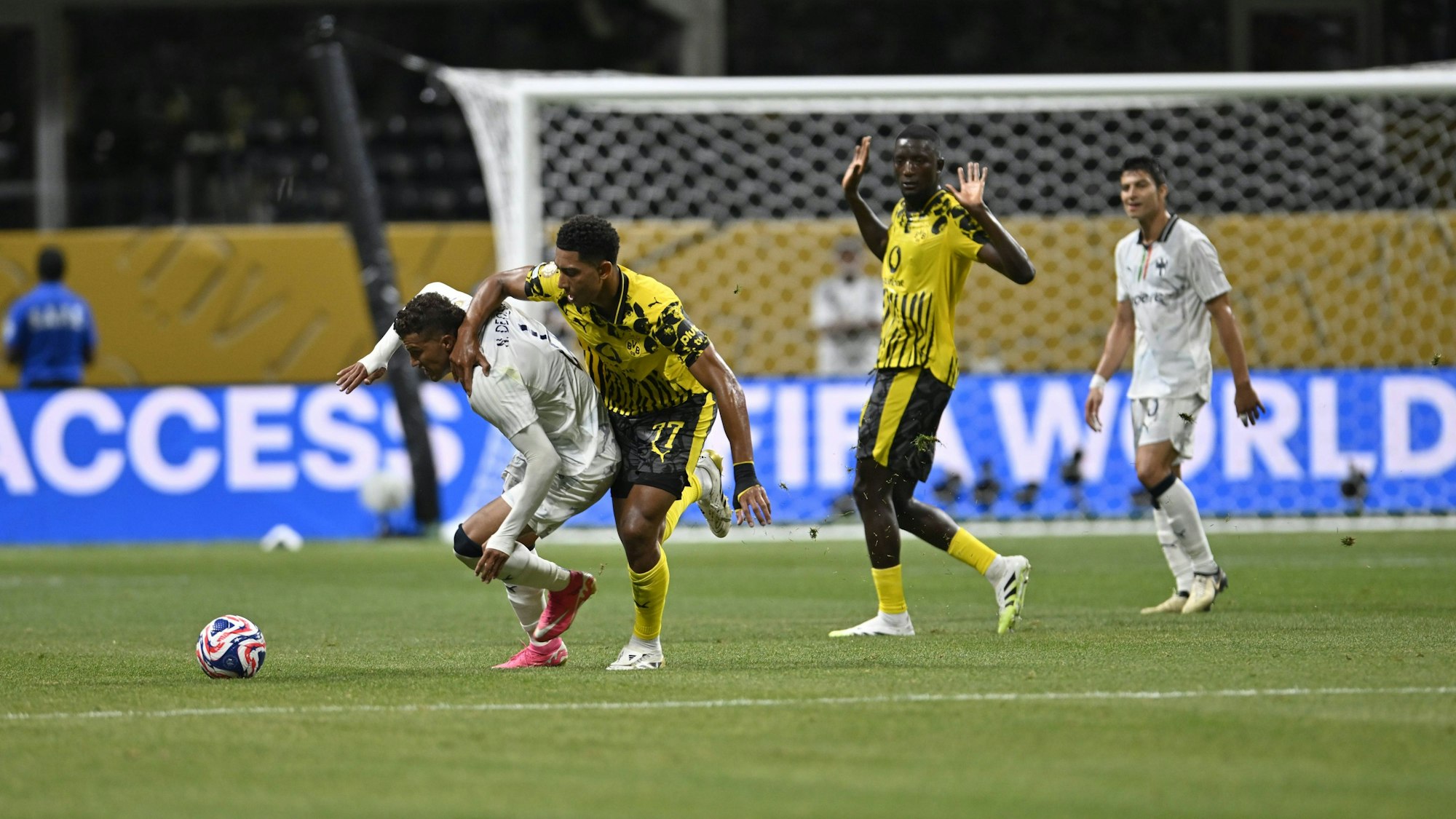 Ein Foul gegen Nelson Deossa durch Jobe Bellingham.