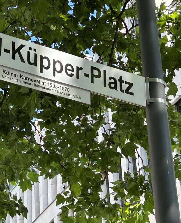 Straßenschild am Karl-Küpper-Platz in Köln.
