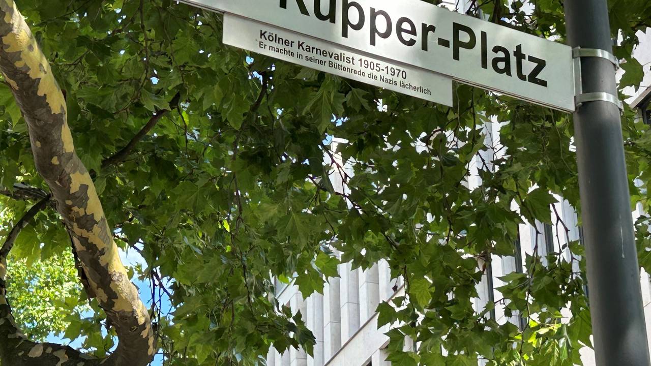 Straßenschild am Karl-Küpper-Platz in Köln.