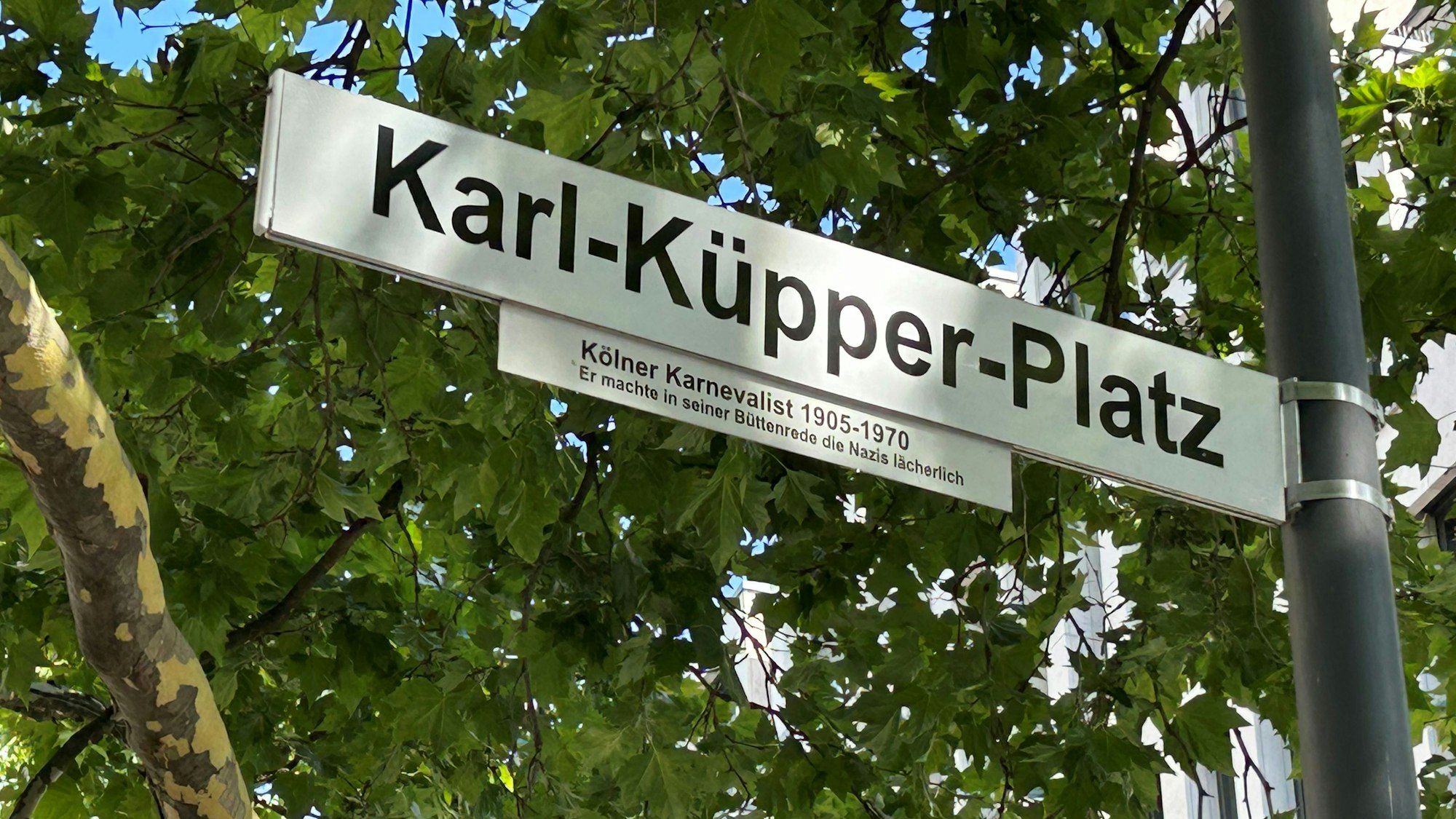 Straßenschild am Karl-Küpper-Platz in Köln.