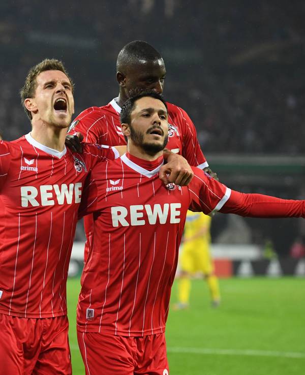 Simon Zoller (l.), Leonardo Bittencourt (M.) und Serhou Guirassy jubeln gemeinsam.