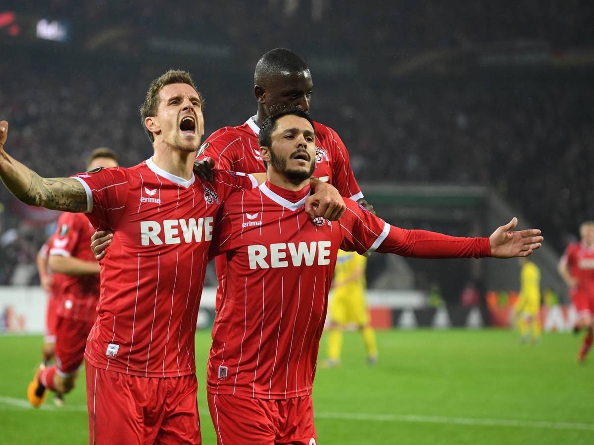 Simon Zoller (l.), Leonardo Bittencourt (M.) und Serhou Guirassy jubeln gemeinsam.