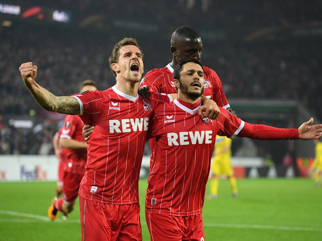 Simon Zoller (l.), Leonardo Bittencourt (M.) und Serhou Guirassy jubeln gemeinsam.