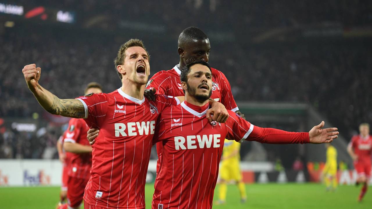 Simon Zoller (l.), Leonardo Bittencourt (M.) und Serhou Guirassy jubeln gemeinsam.