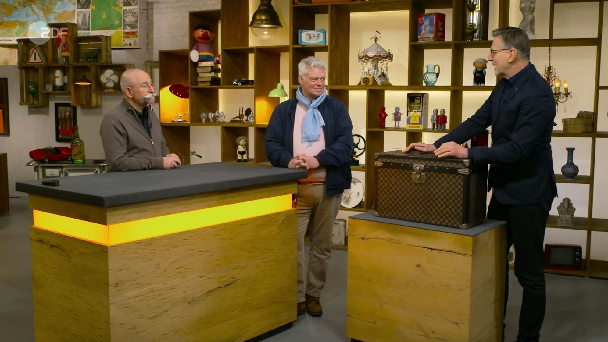 Experte Detlev Kümmel (rechts, mit Horst Lichter, links, und Verkäufer Klaus) war begeistert von der hochwertigen Verarbeitung der Antiquität. (Bild: ZDF)