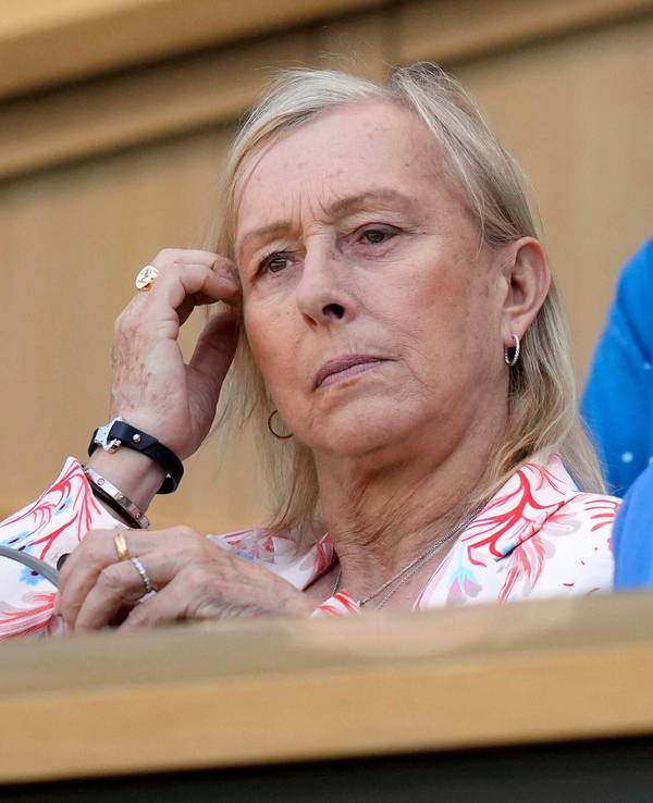 Martina Navratilova verfolgt in Wimbledon ein Match. Sie sitzt auf der Ehrentribüne.