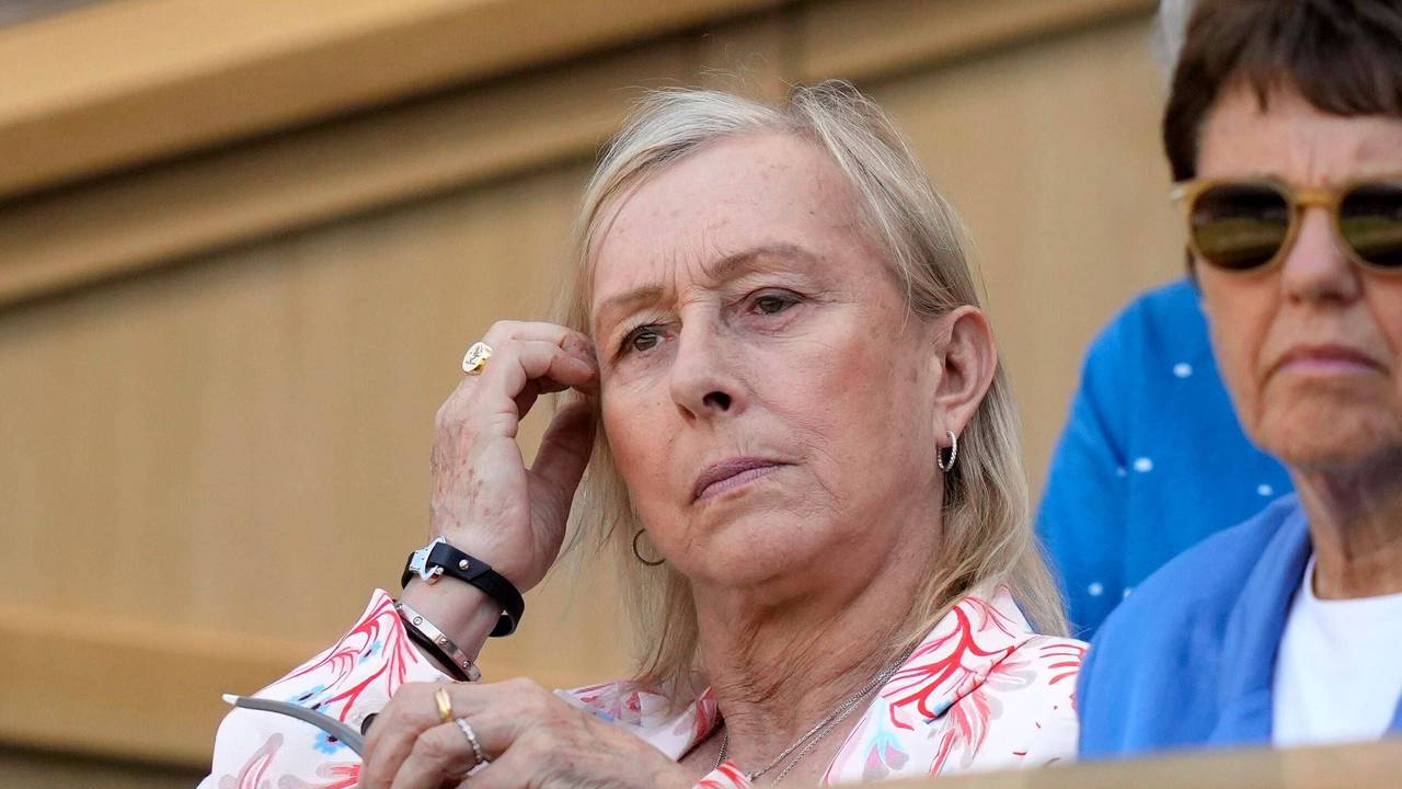 Martina Navratilova verfolgt in Wimbledon ein Match. Sie sitzt auf der Ehrentribüne.