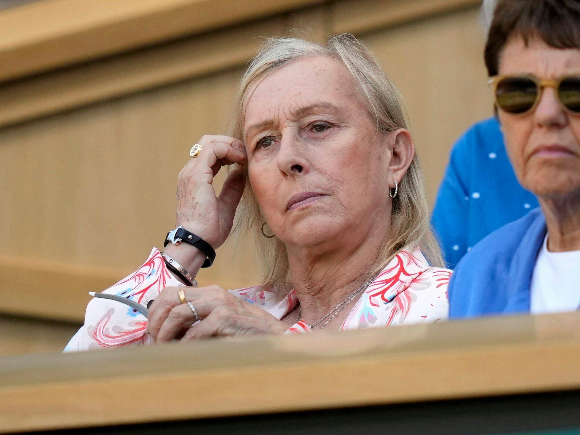 Martina Navratilova verfolgt in Wimbledon ein Match. Sie sitzt auf der Ehrentribüne.