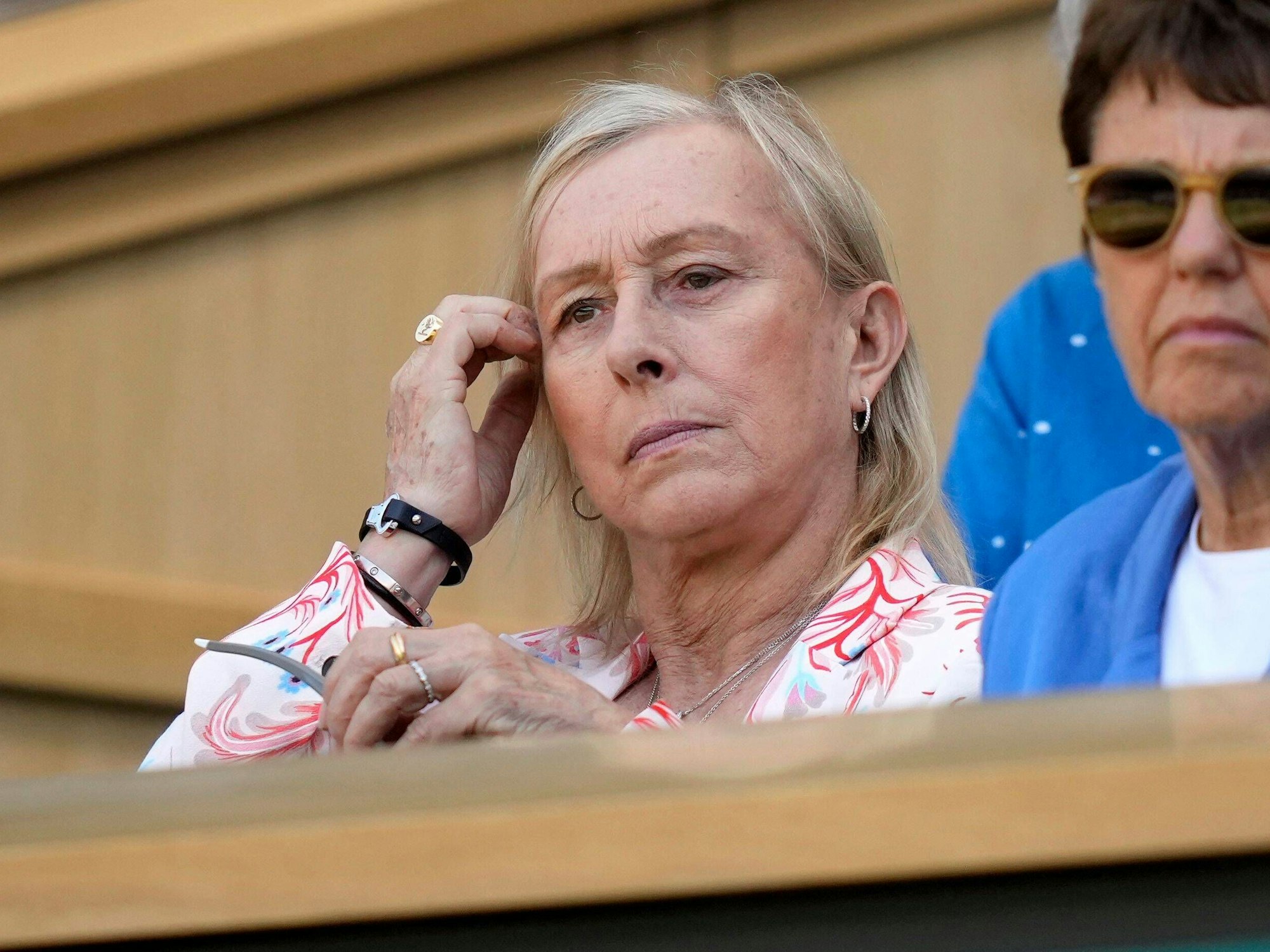Martina Navratilova verfolgt in Wimbledon ein Match. Sie sitzt auf der Ehrentribüne.