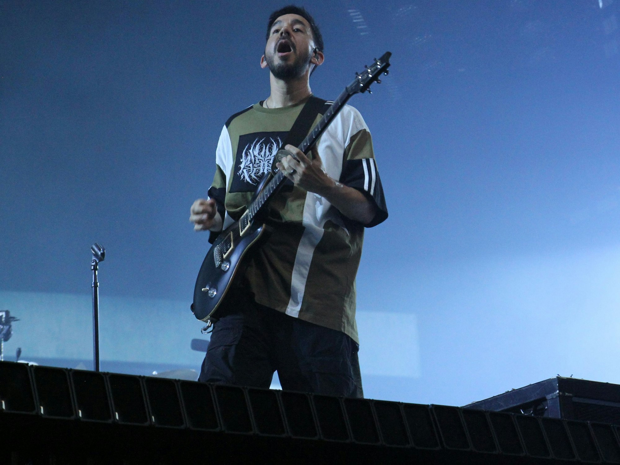 Mike Shinoda steht beim Konzert der Band Linkin Park auf der Bühne.