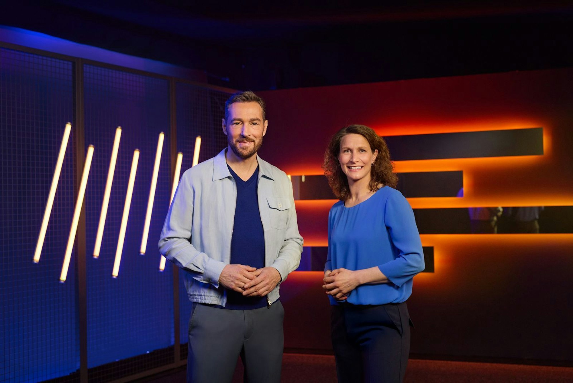 Die Fußball-Europameisterschaft der Frauen findet von 2. bis 27. Juli 2025 in der Schweiz statt. Für das ZDF berichten unter anderem Moderator Sven Voss und Kathrin Lehmann. (Bild: ZDF / NOI CREW)