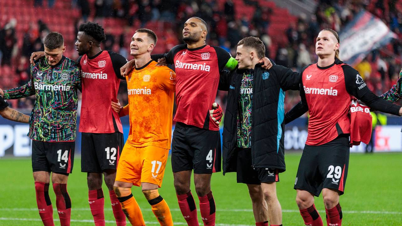 Spieler von Bayer Leverkusen feiern nach einem Champions-League-Sieg vor der Fankurve.