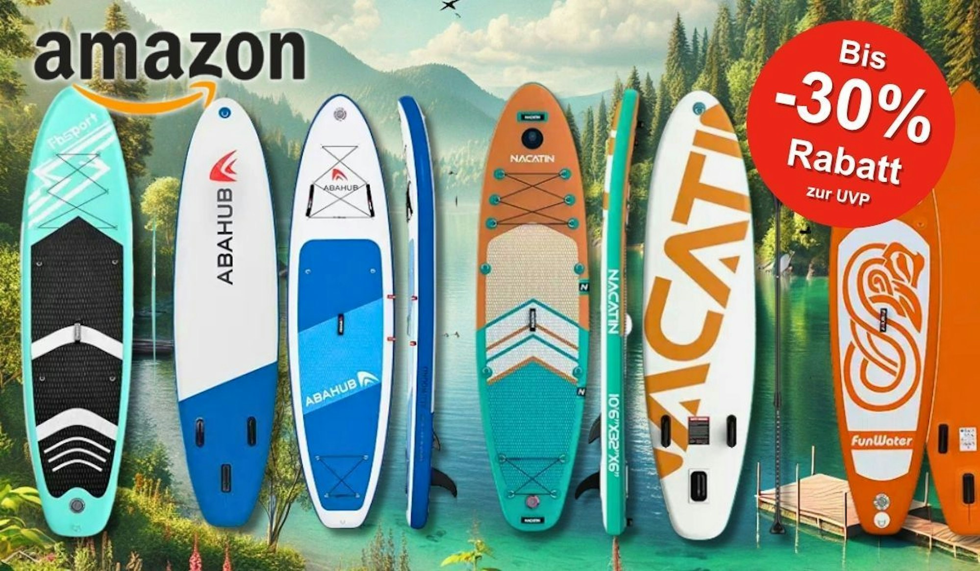 Eine farbenfrohe Auswahl an aufblasbaren Stand Up Paddling Boards aufgereiht vor einem idyllischen Seehintergrund mit Bergen und Wald.