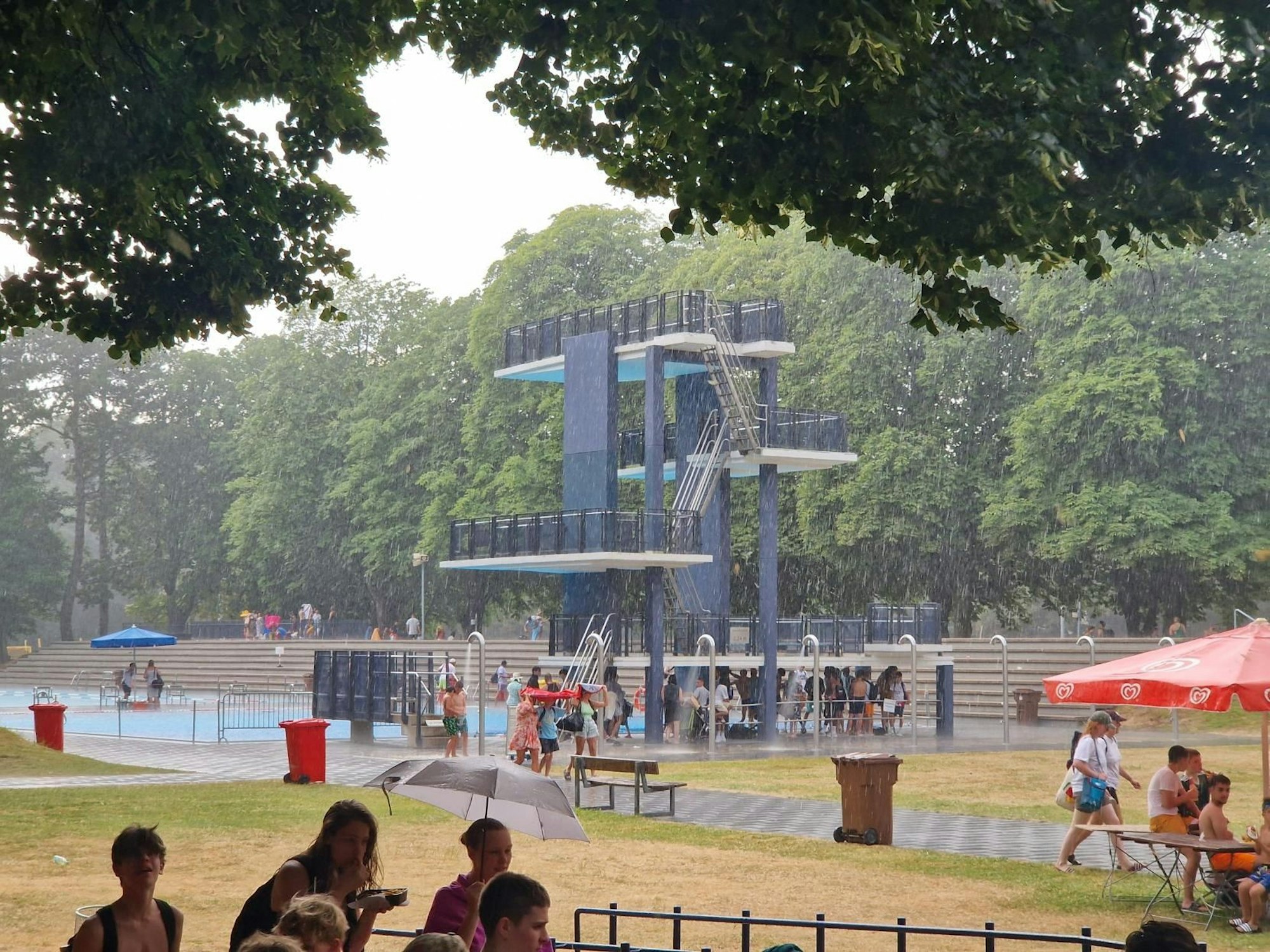 Unwetter im Stadionfreibad in Köln – alle Besucher und Besucherinnen mussten die Becken verlassen.