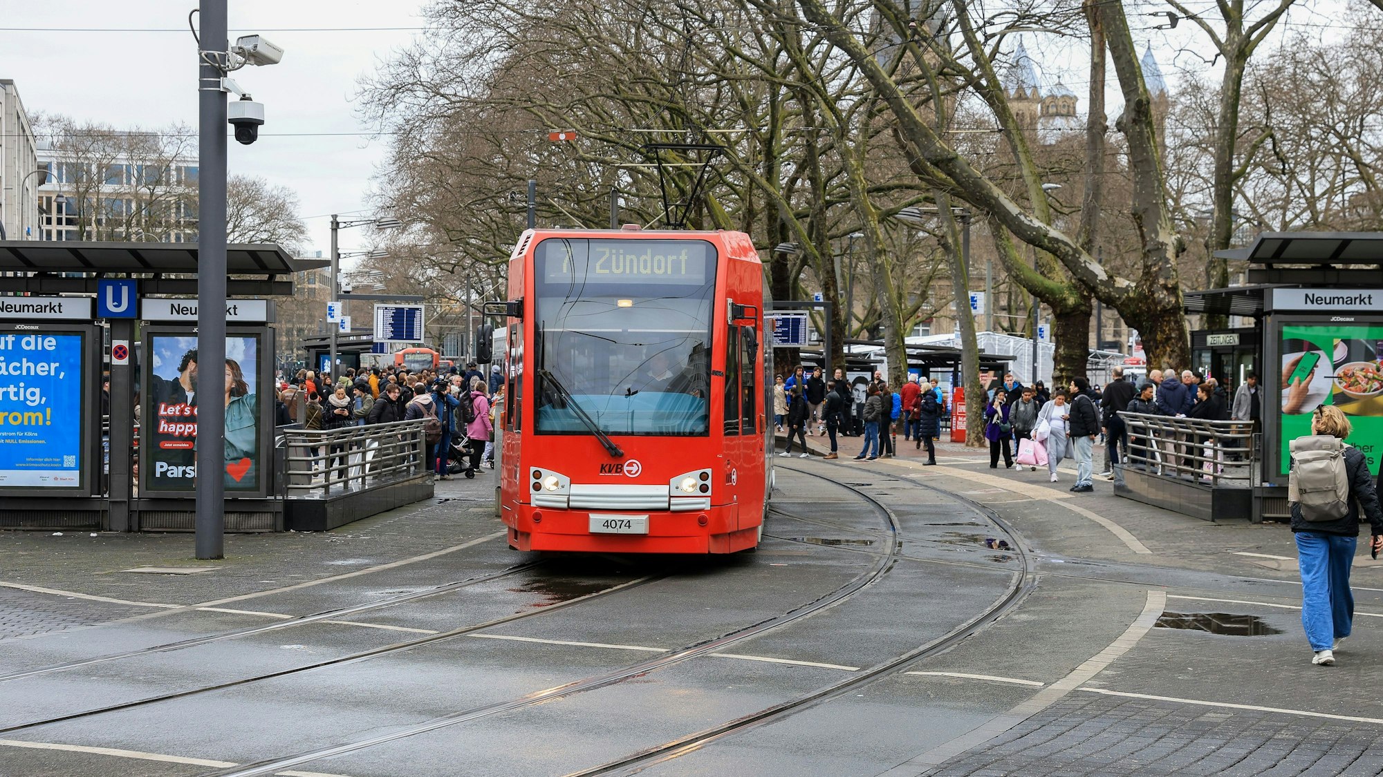 Eine KVB-Stadtbahn in Köln. Die Finanzkrise des Unternehmens könnte die Verkehrswende gefährden.