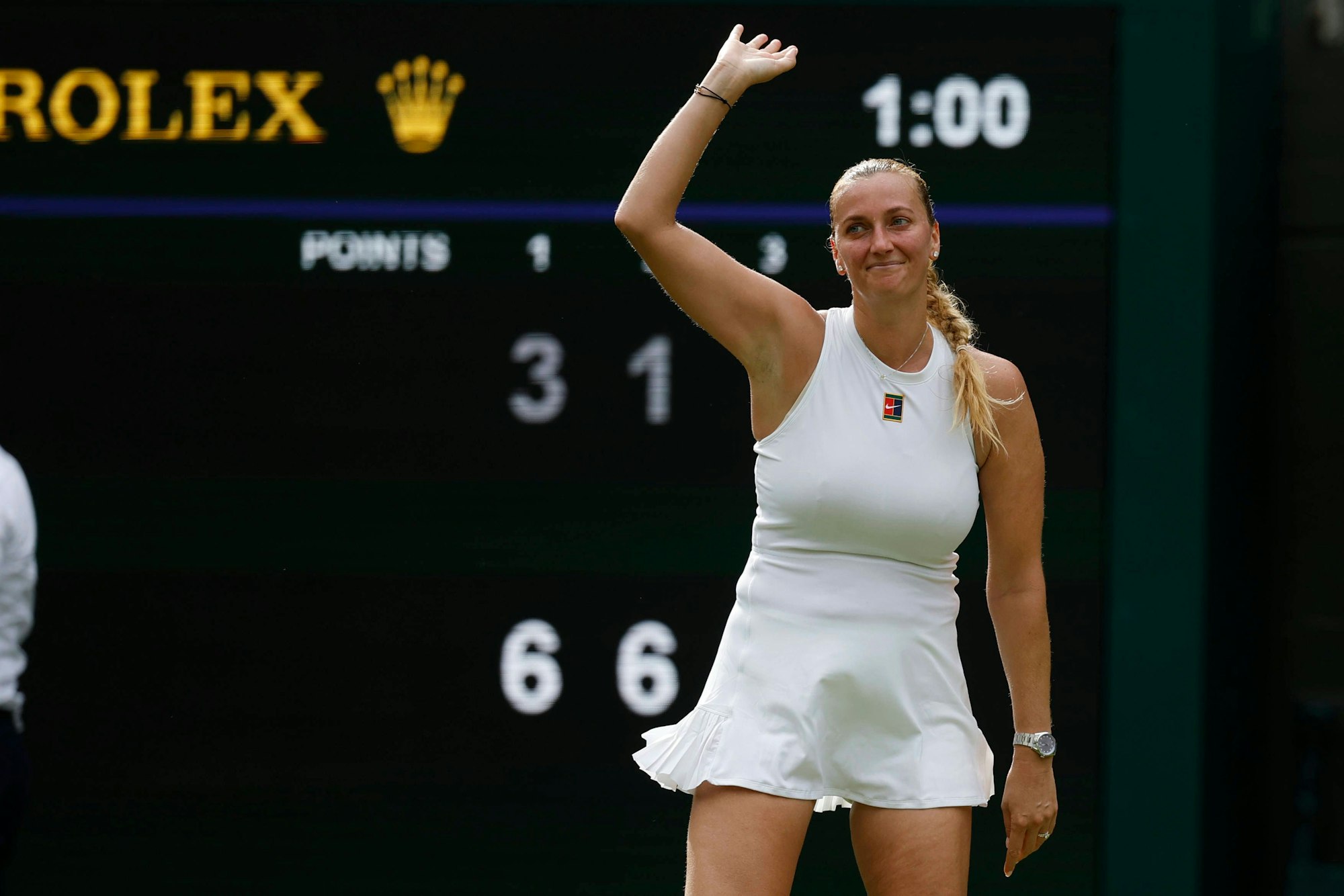 Petra Kvitova winkt den Fans zu.