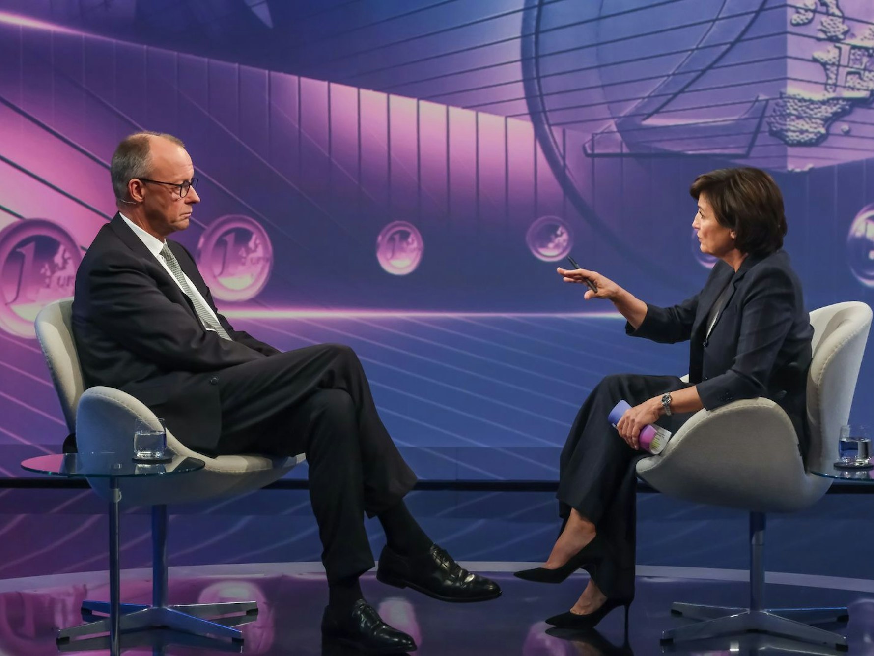 „Deutschland wird nicht Kriegspartei werden“, stellt Friedrich Merz im Gespräch mit Sandra Maischberger klar. (Bild: WDR/Oliver Ziebe)