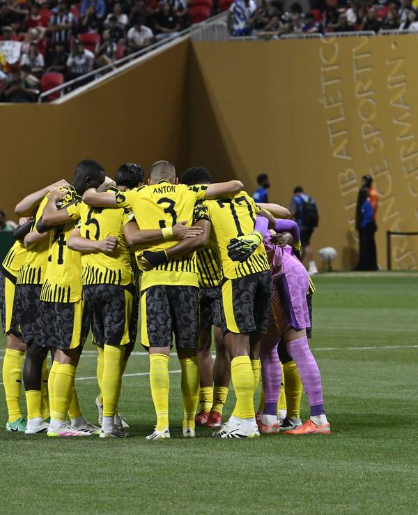 Jobe Bellingham als Teil des Spielerkreises von Borussia Dortmund.