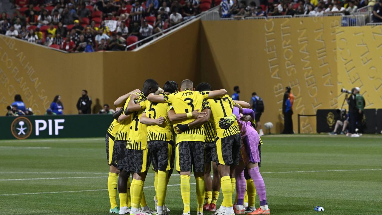 Jobe Bellingham als Teil des Spielerkreises von Borussia Dortmund.
