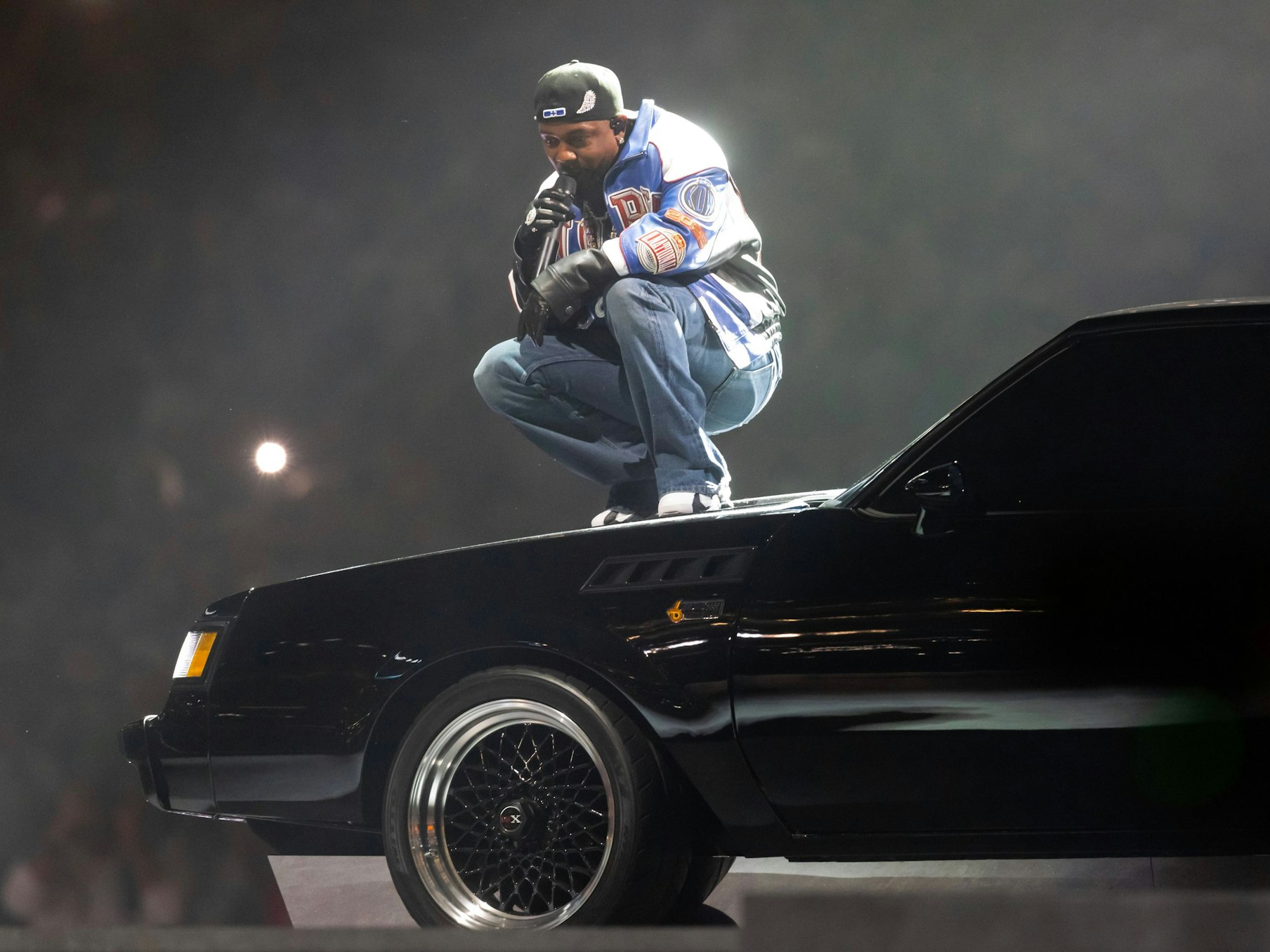 US-Megastar Kendrick Lamar, hier am 9. Februar 2025 in der Halbzeit-Show des Superbowls, hatte am Mittwoch (2. Juli) ein Konzert in Köln.