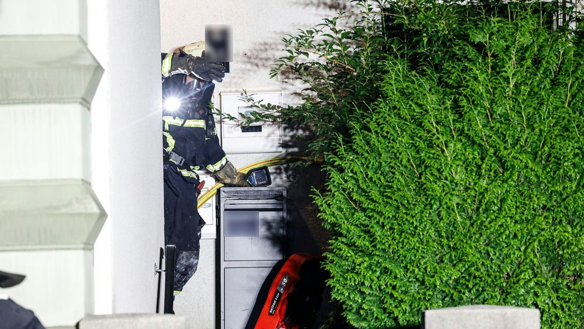 Feuerwehreinsatz in Iserlohn mit mehreren Bränden und 74 Einsätzen in 24 Stunden, darunter Balkonbrand, Brandgeruch in Hennen und kritischer Wohnungsbrand am Dördel
