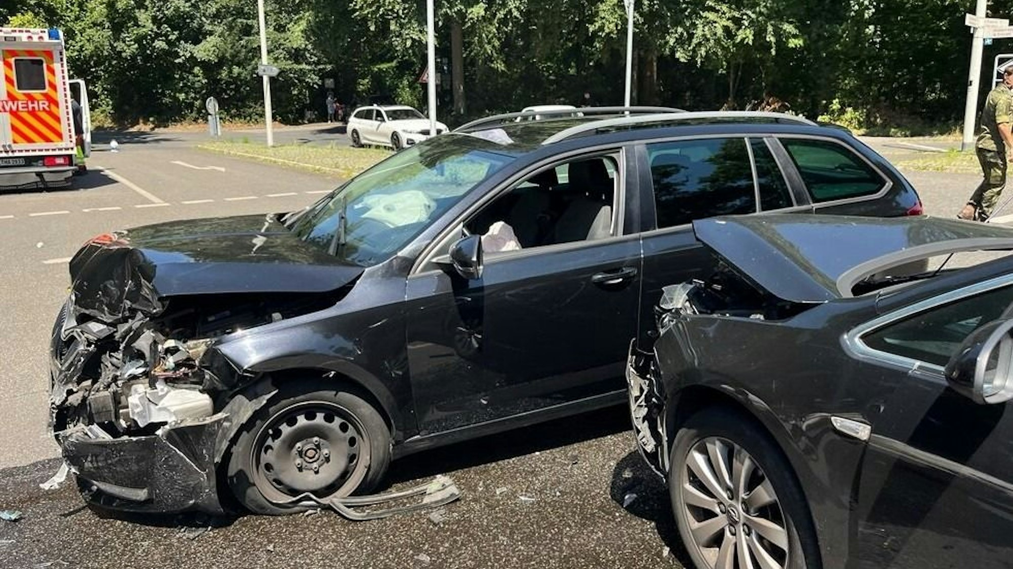 Verkehrsunfall auf der Elberfelder Straße in Hilden mit drei Verletzten - eine Opel-Fahrerin missachtete beim Abbiegen die Vorfahrt eines Skoda