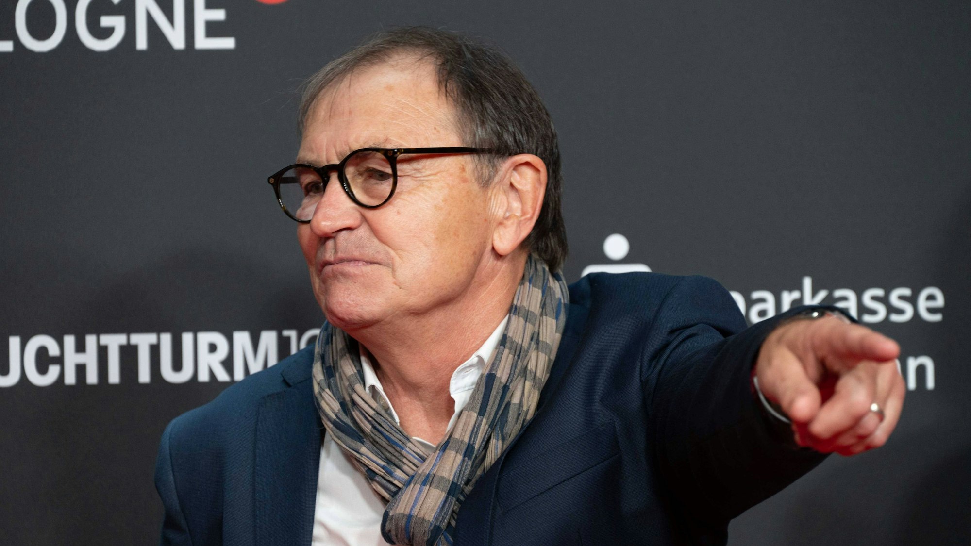 Ewald Lienen auf dem Roten Teppich.