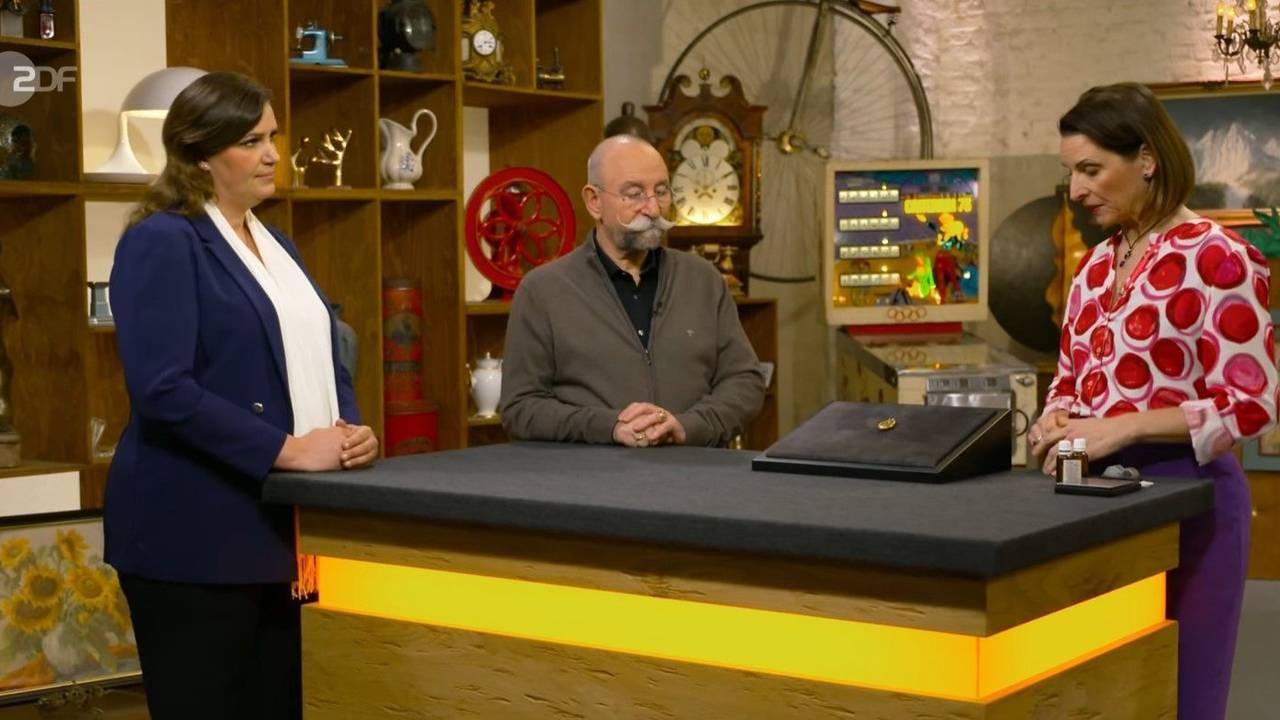 Miriam Siepe aus Neuss mit Horst Lichter und Expertin Wendela Horz in der ZDF-Sendung Bares für Rares